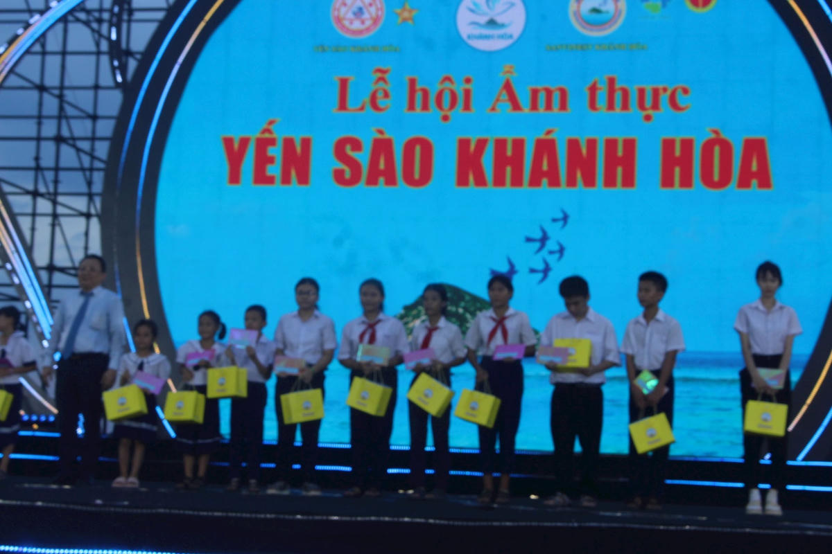 Trao học bổng cho học sinh nghèo vượt khó.