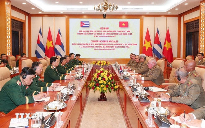 Bộ trưởng Bộ Quốc phòng Phan Văn Giang hội đàm với Bộ trưởng Bộ các Lực lượng vũ trang Cách mạng Cuba Alvaro Lopez Miera. (Ảnh: Trọng Đức/TTXVN) ttxvn-viet-nam-cuba-alvaro-lopez-miera-tham-chi-8253422.jpg