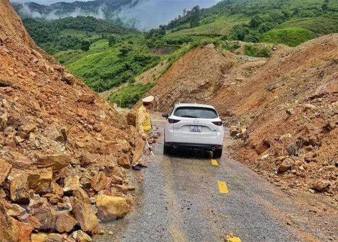 Tạm thời thông xe tại điểm sạt lở taluy dương Km421 Quốc lộ 6, tỉnh Điện Biên. (Ảnh: TTXVN phát).