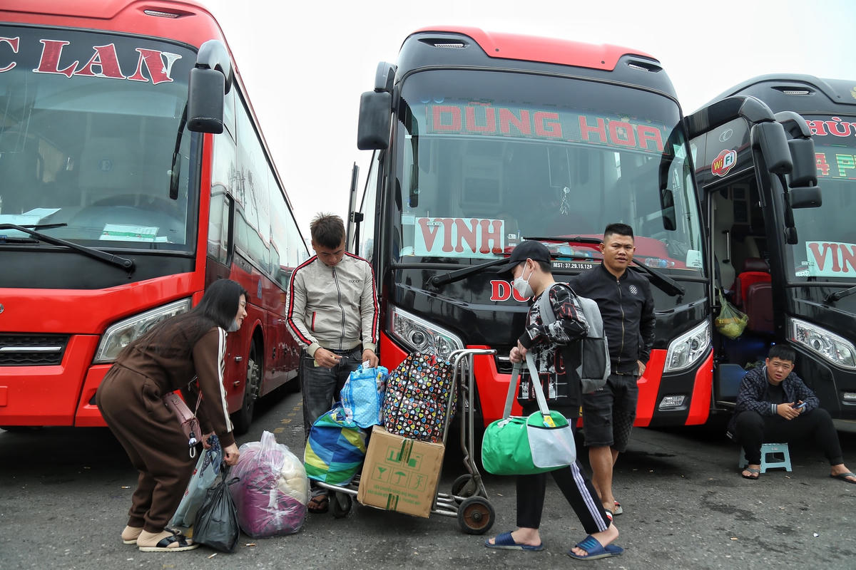 Theo ông Cao Đình Kim Anh, bên cạnh việc kiểm tra, xử lý nghiêm vi phạm, lực lượng cũng tiến hành tuyên truyền pháp luật đối với nhà xe và cả hành khách.