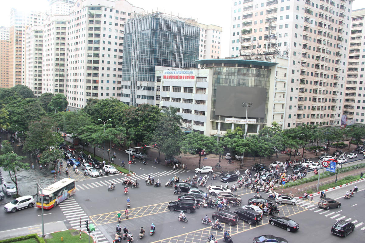 Tuyến đường Lê Văn Lương - Tố Hữu luôn trong tình trạng quá tải vì hàng loạt dự án chung cư cao tầng được cấp phép xây dựng. Ảnh: Minh Hiếu.  