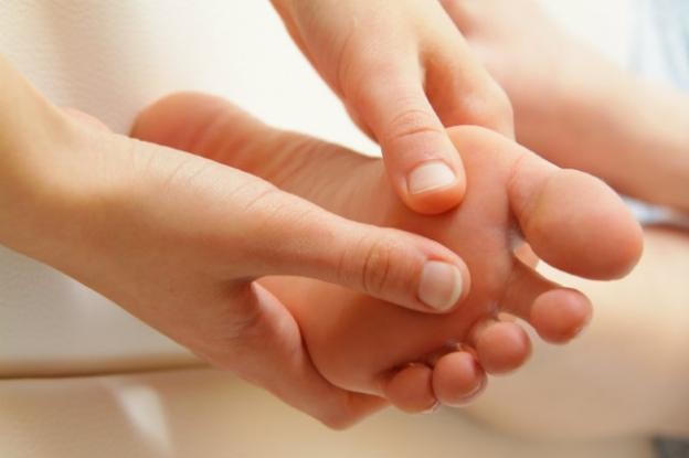 Kiểm tra bàn chân hàng ngày ở người bệnh đái tháo đường để kịp thời phát hiện bất thường. Ảnh: SKĐS.