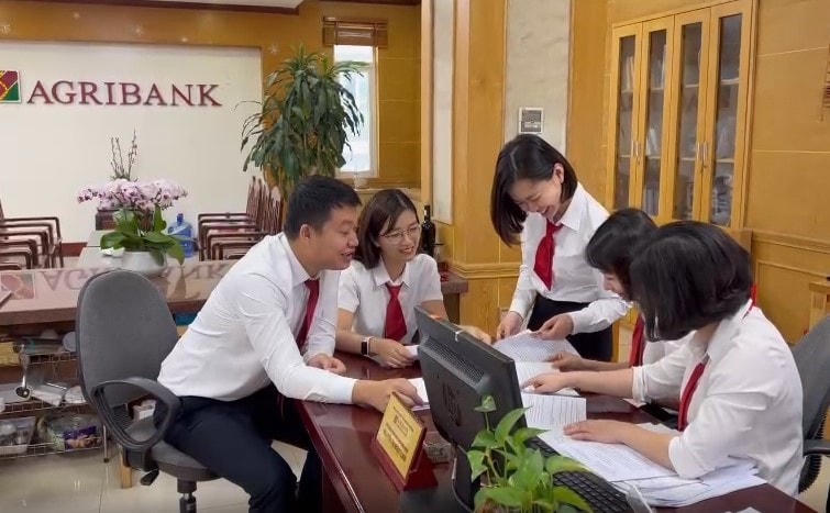 Những thí sinh đến từ Agribank Chi nhánh Thái Nguyên ở lại sau giờ làm việc để cùng nhau thảo luận.