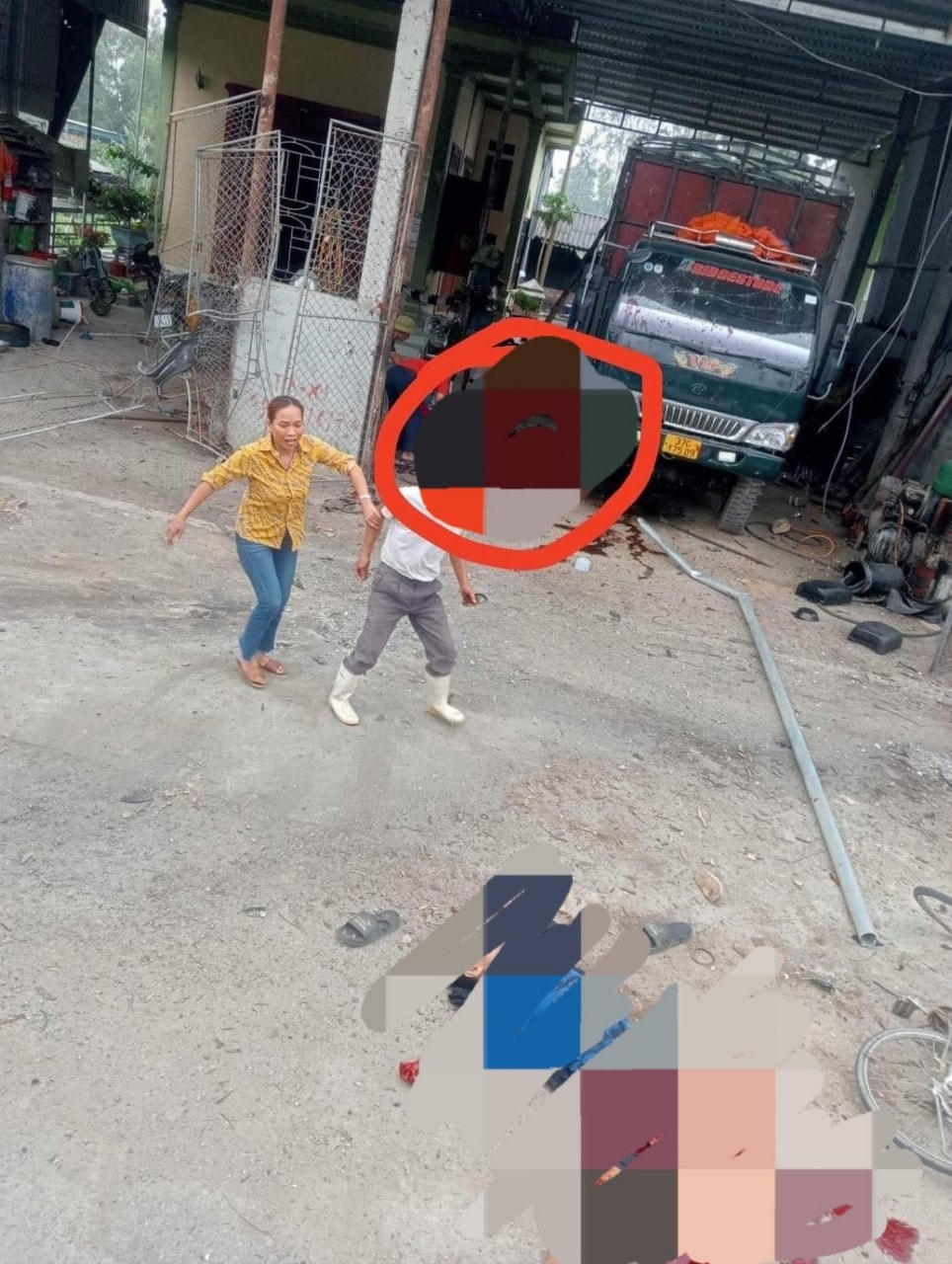 Sau vụ nổ, khi người dân có mặt tại hiện trường, chủ gara là anh Hiển đã tử vong, 5 người khác bị thương tại nhiều vị trí khác nhau.
