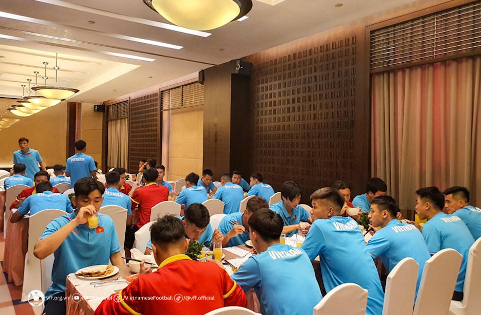Các cầu thủ tích cực nạp lại năng lượng sau cuộc hành trình dài. Ảnh: VFF.