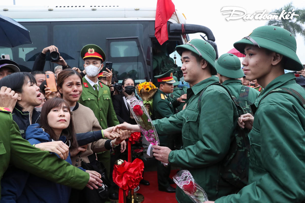 Nhiều người thân của các tân binh xúc động và lo lắng cho con em của mình trước giờ lên đường nhập ngũ, nhưng họ đều mong muốn và chúc cho con em của mình hoàn thành nhiệm vụ để phục vụ Tổ quốc.