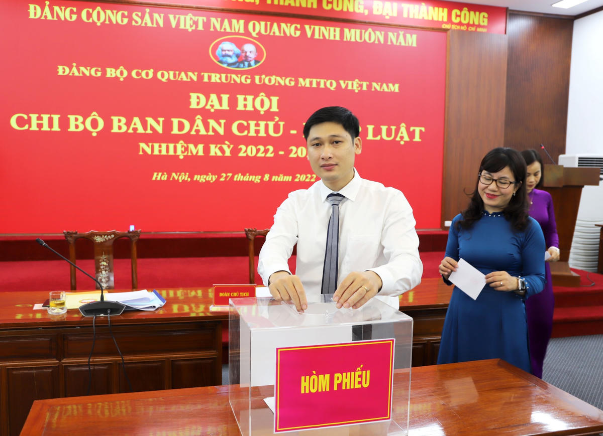 Xây dựng Chi bộ Ban Dân chủ - Pháp luật đoàn kết, chuyên sâu trong công tác giám sát, phản biện xã hội