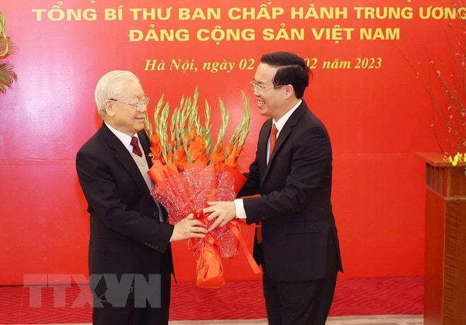 Ông Võ Văn Thưởng, Ủy viên Bộ Chính trị, Thường trực Ban Bí thư chúc mừng Tổng Bí thư Nguyễn Phú Trọng. Ảnh: Trí Dũng/TTXVN.