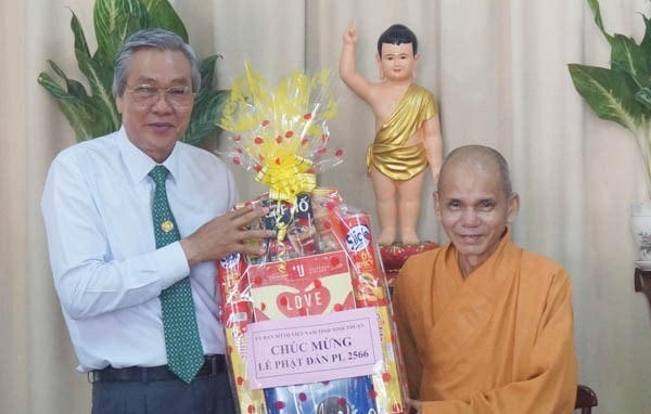 Chủ tịch Ủy ban MTTQ Việt Nam tỉnh Ninh Thuận thăm, chúc mừng Hòa thượng Thích Hạnh Thể.
