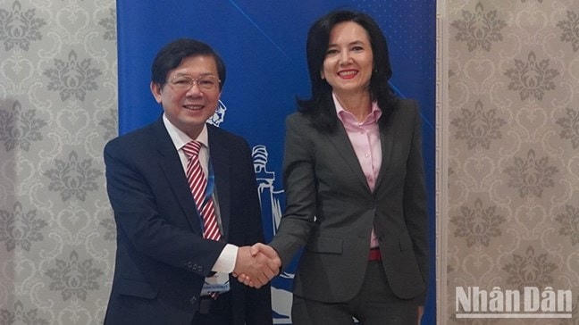 Phó Chủ tịch Ủy ban Trung ương Mặt trận Tổ quốc Việt Nam Nguyễn Hữu Dũng và Chủ tịch Phòng Xã hội Liên bang Nga Lidiya Mikheeva. (Ảnh: Xuân Hưng). 
