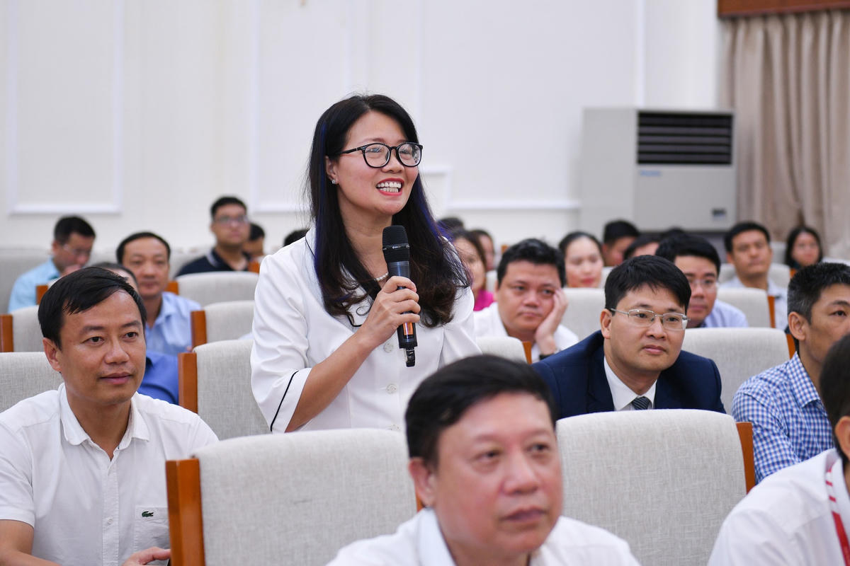 Nhiều vấn đề liên quan đến đời sống giáo viên được đề cập rất cởi mở tại buổi gặp gỡ. Ảnh: Thu Hương.