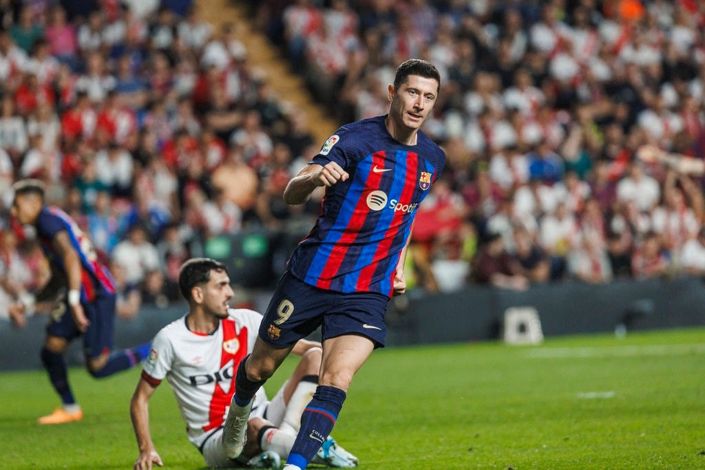 Lewandowski ghi bàn danh dự cho Barcelona ở cuối trận (Ảnh: AP).