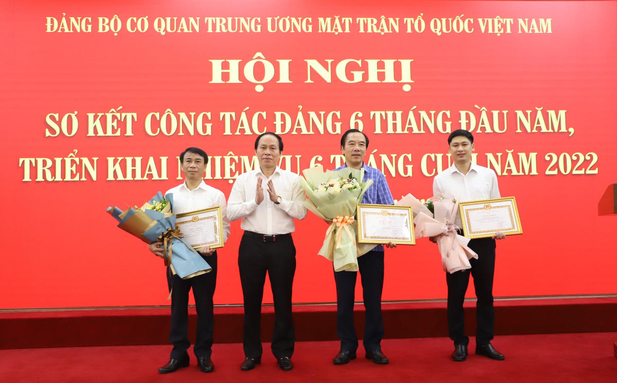 Phó Chủ tịch - Tổng Thư ký Lê Tiến Châu trao Bằng khen của Đảng ủy Khối các cơ quan Trung ương cho tập thể và cá nhân hoàn thành xuất sắc nhiệm vụ 5 năm liên tục.
