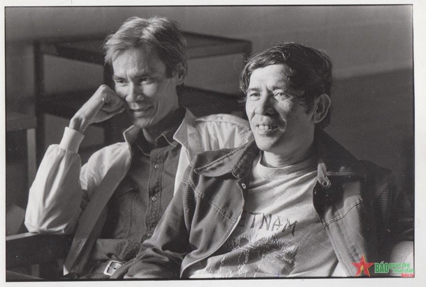 Nhà văn Lê Lựu (bên phải) và nhà văn Ngụy Ngữ tại Mỹ (năm 1987). Ảnh tư liệu.  