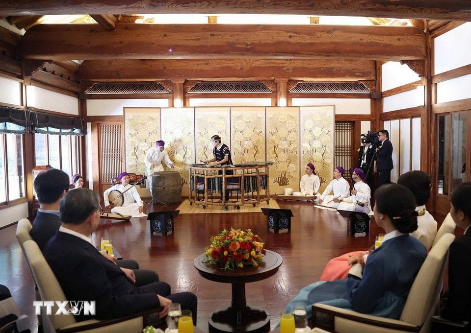Tổng Bí thư Tô Lâm và Phu nhân cùng Tổng thống Hàn Quốc Lee Jae Myung và Phu nhân dự tiệc trà và xem biểu diễn nghệ thuật truyền thống của Việt Nam. (Ảnh: Thống Nhất/TTXVN)