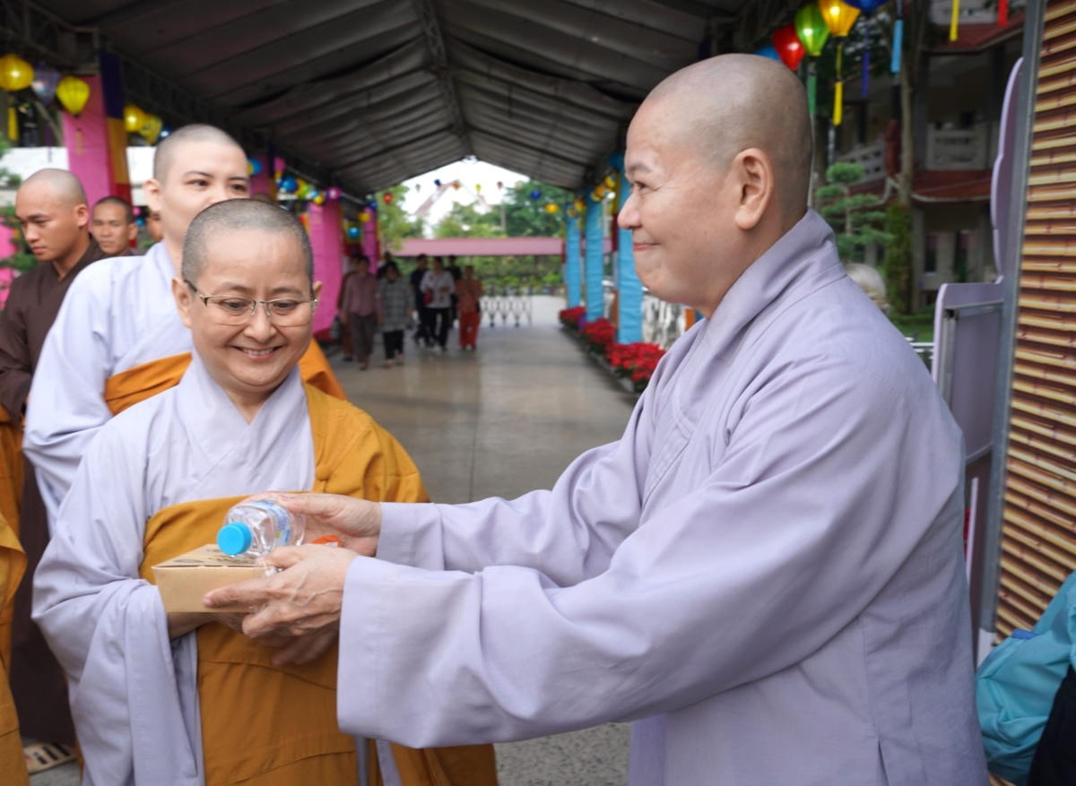Ban tổ chức phục vụ đồ ăn, nước uống cho các vị khách chiêm bái Xá lợi Đức Phật. (Ảnh BTC).