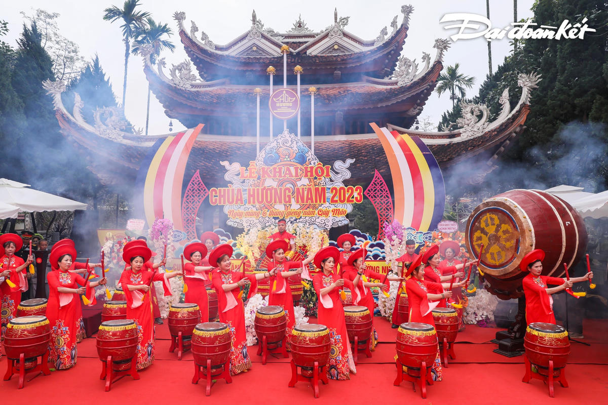 Lễ hội chùa Hương là một lễ hội giàu tính nhân văn, ý nghĩa tâm linh sâu sắc, lễ hội còn là nơi hội tụ các nét sinh hoạt văn hoá như bơi thuyền đêm thơ, múa rồng, lễ phật... cùng với tiếng trống khai hội.