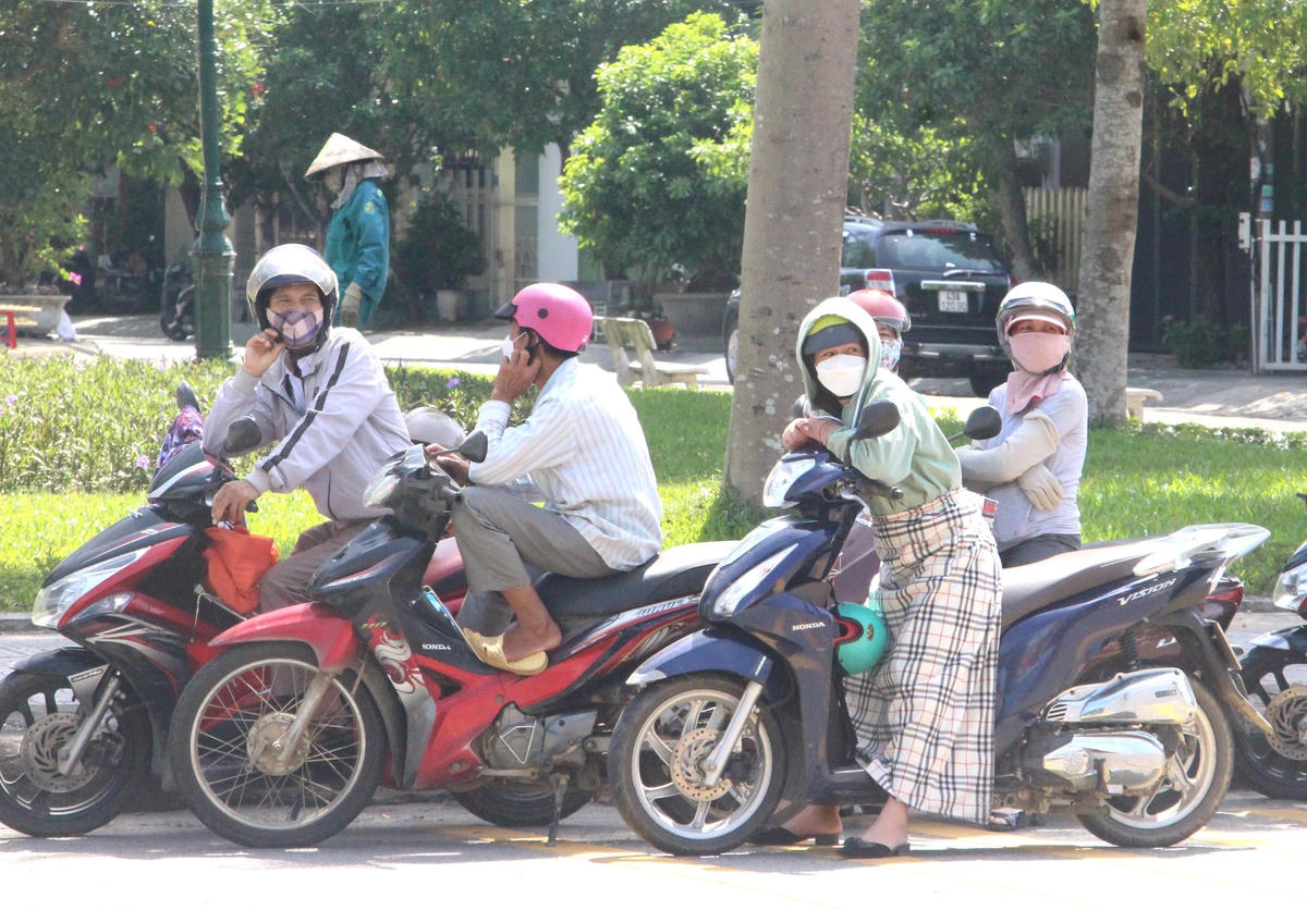 Phụ huynh đứng dưới trời nắng nóng đón chờ TS ra.  