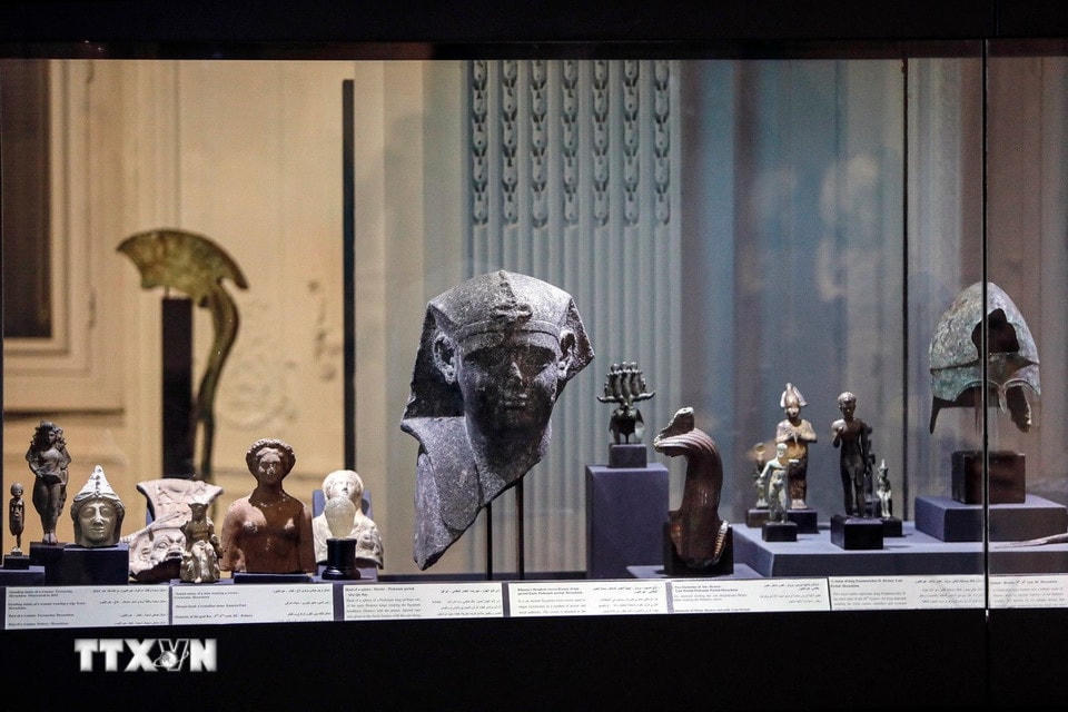 Viện bảo tàng quốc gia Alexandria của Ai Cập vừa trưng bày triển lãm 86 hiện vật quý giá được khai quật dưới đáy Địa Trung Hải. Triển lãm mang tên 