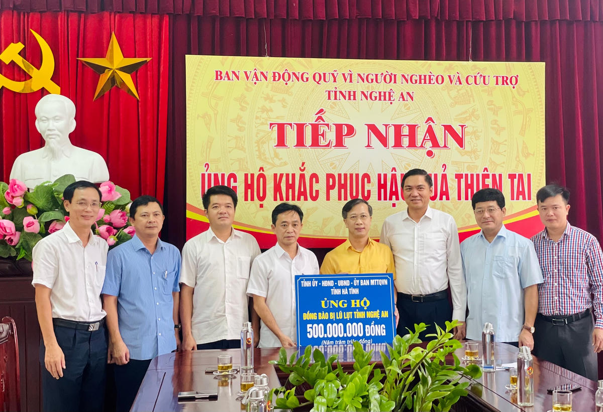 Đại diện lãnh đạo tỉnh Hà Tĩnh ủng hộ người dân bị ảnh hưởng mưa lụt tại Nghệ An.