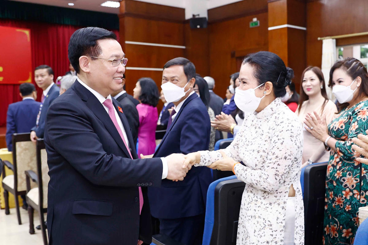 Chủ tịch Quốc hội Vương Đình Huệ gặp gỡ bà con.