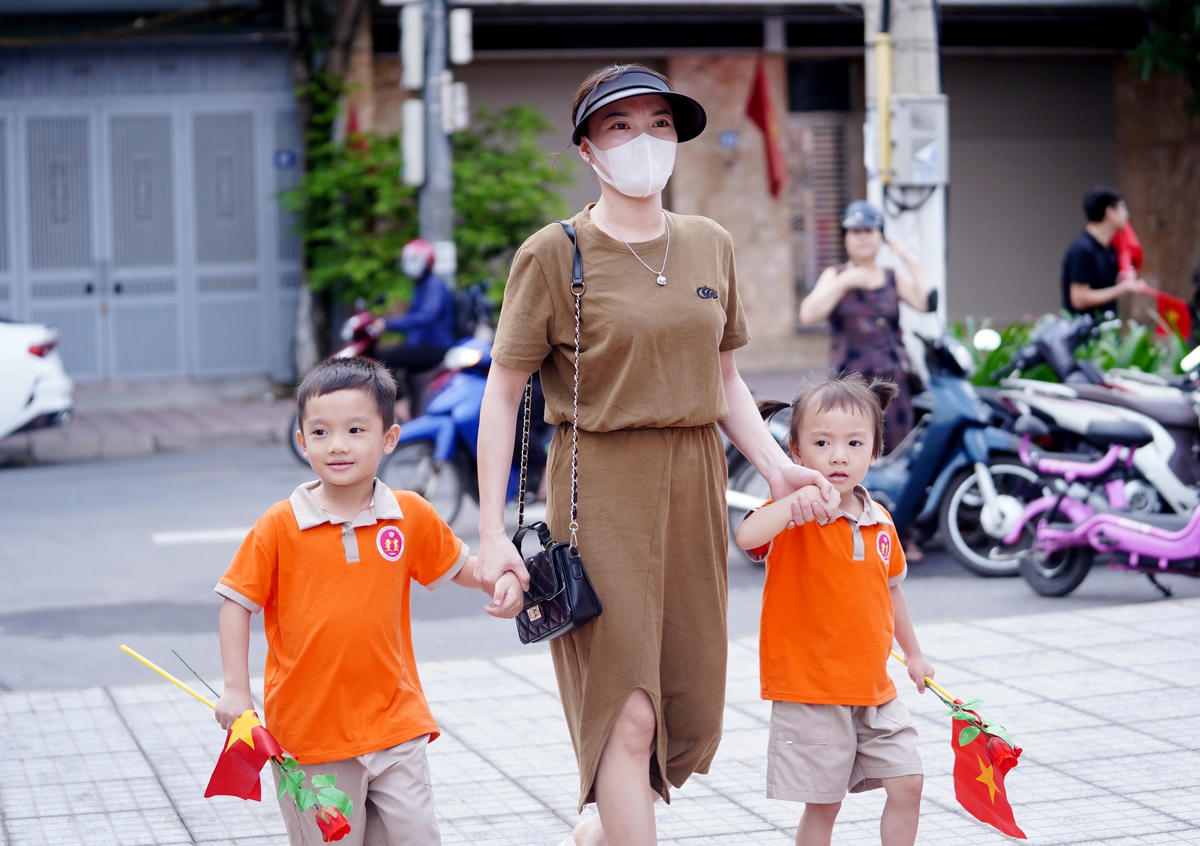 Đông đảo giáo viên, phụ huynh và các cháu học sinh ở cấp học mầm non cũng có mặt rất sớm để chào đón lễ khai giảng năm học mới 2023-2024.