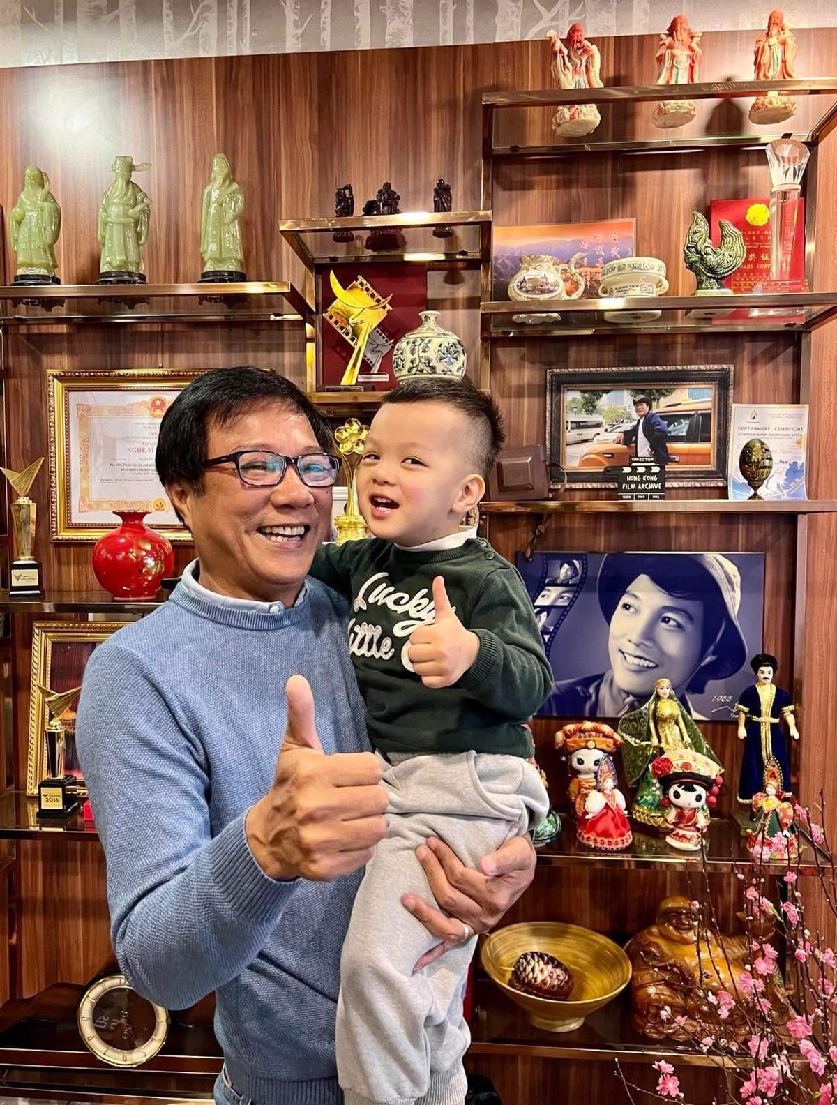 Với NSND Trọng Trinh, gia đình vẫn là điều thiêng liêng và quan trọng nhất. Ảnh: NVCC.