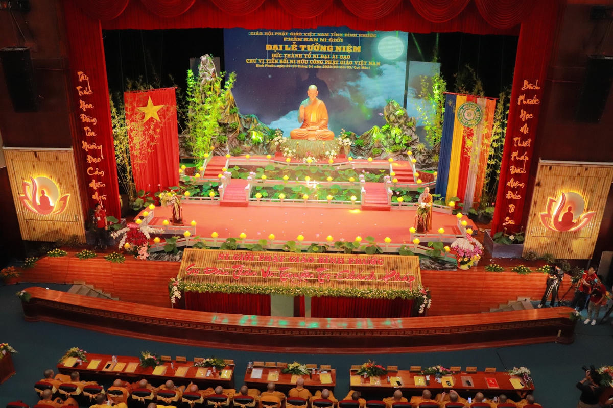Quang cảnh khai mạc Lễ khai mạc Đại lễ tưởng niệm Đức Thánh Tổ Ni Đại Ái Đạo và chư tôn đức Ni tiền bối hữu công Phật giáo Việt Nam.