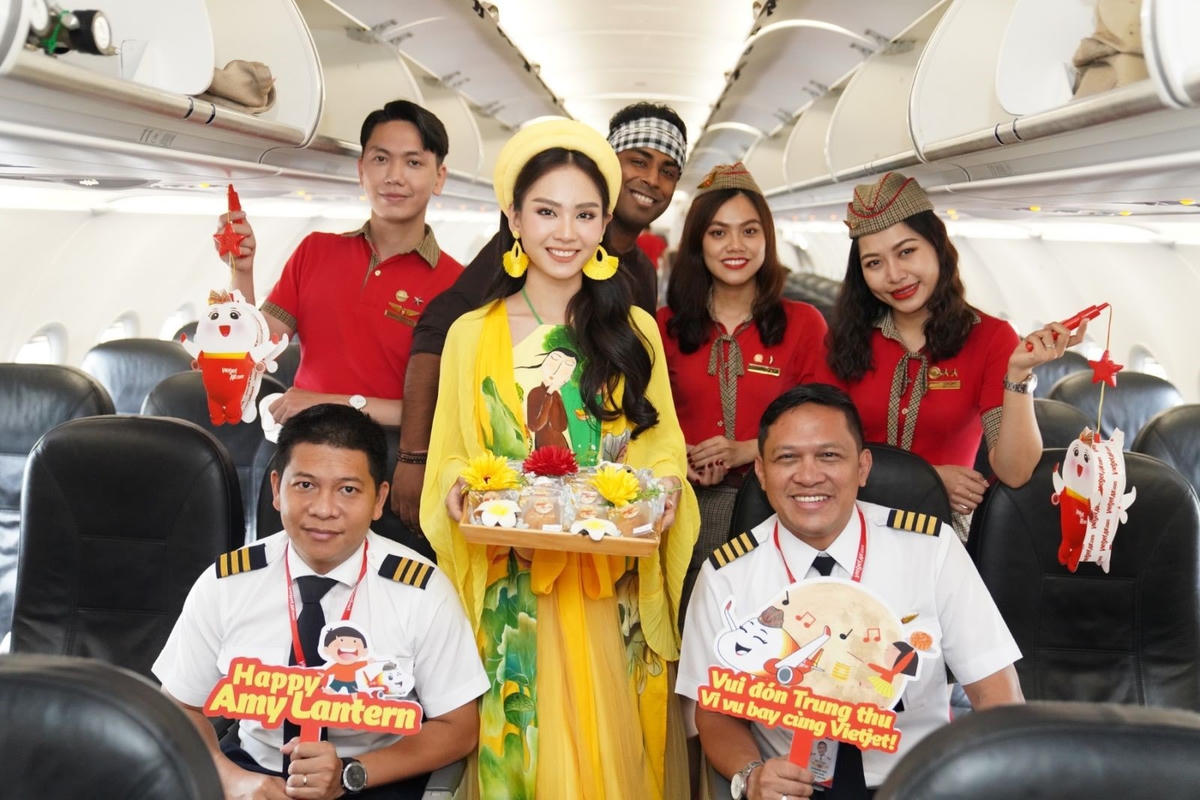Bay Vietjet vui Tết Trung Thu tưng bừng cùng Hoa hậu Thế giới Việt Nam 2022 Huỳnh Nguyễn Mai Phương