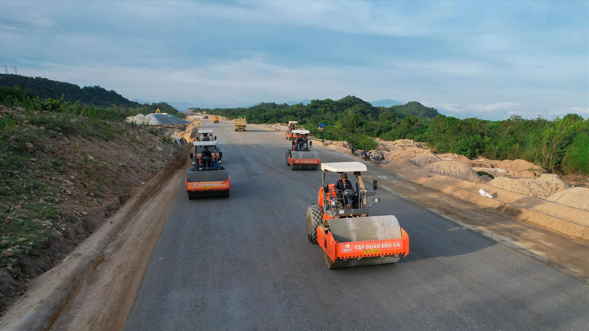 Một đoạn cao tốc Cam Lâm-Vĩnh Hảo chuẩn bị thông xe.