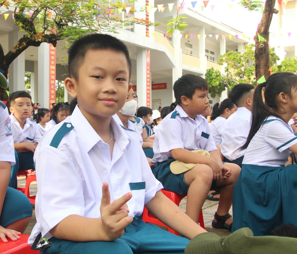 Em Ngô Trung Kiên vui vẻ trong ngày đầu năm học mới.