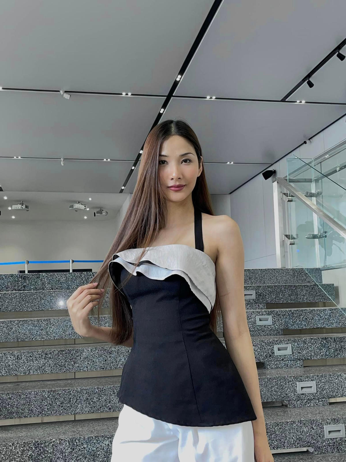 Nhờ chiều cao nổi bật nên từ năm 18 tuổi, Hoàng Thuỳ đã bắt đầu “chớm” với công việc làm người mẫu. Ảnh: Facebook nhân vật.