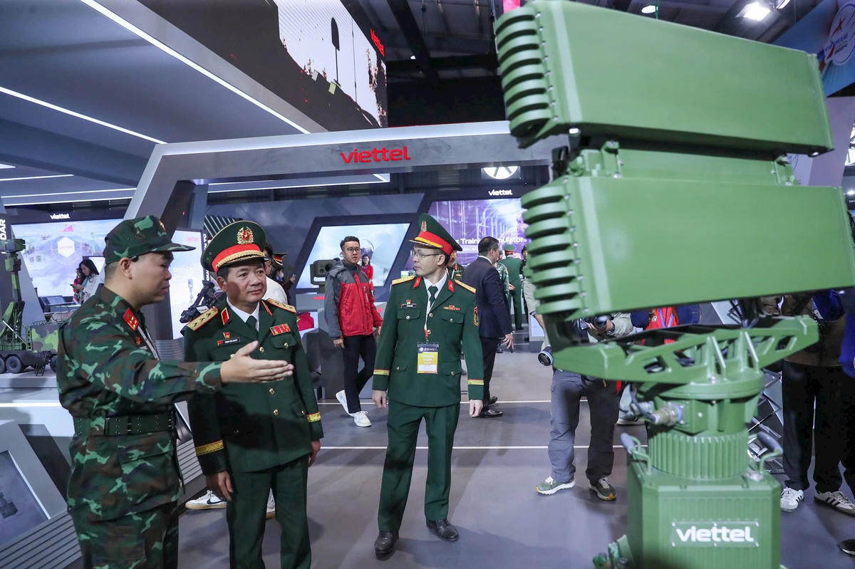 Khu trưng bày sản phẩm tại Triển lãm Quốc phòng quốc tế năm 2024 của Tập đoàn Viễn thông quân đội Viettel. 