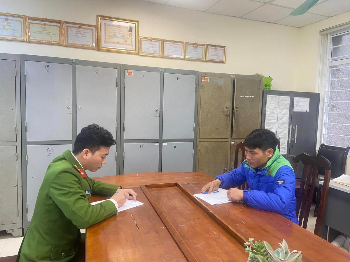 Hai tên cướp giật túi xách, kéo lê người phụ nữ trên đường