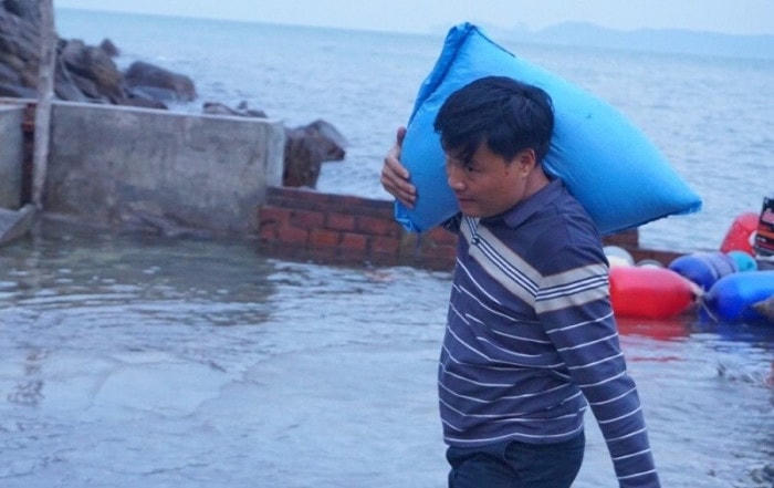 Với trạm trưởng Nguyễn Hồng Tuyên, Hạ Mai là nơi khắc nghiệt nhất anh từng công tác. Trong ảnh, anh Tuyên cũng các công nhân trạm lấy đồ tiếp tế từ tàu để vác lên trạm hải đăng.