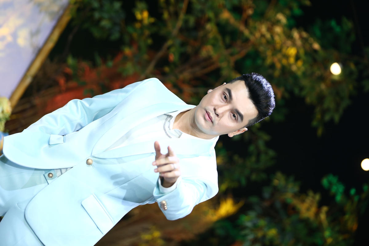 Ca sĩ Ưng Hoàng Phúc tiết lộ, thời điểm nhưng năm 2000, các ca sĩ phải chạy show tới 5-6 tụ điểm mỗi đêm.