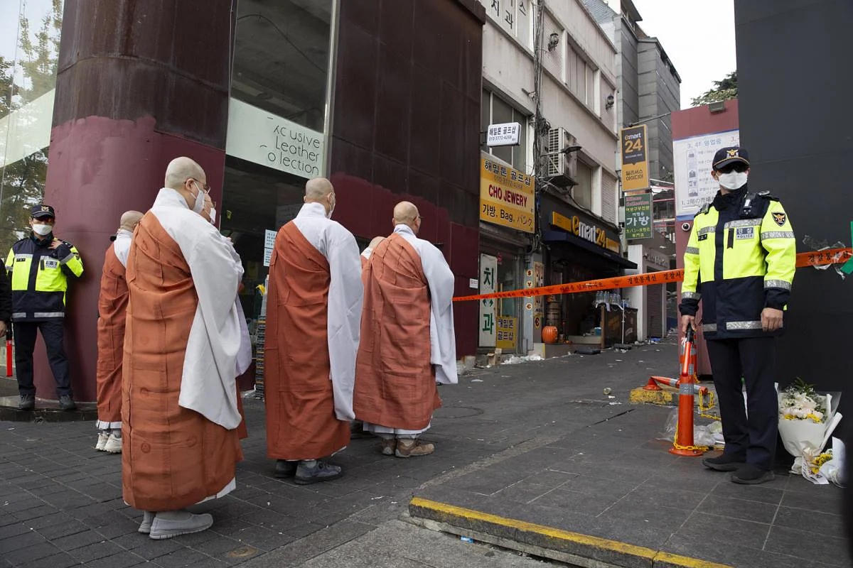 Các nhà sư cầu nguyện cho các nạn nhân của vụ giẫm đạp. Ảnh: EPA-EFE.