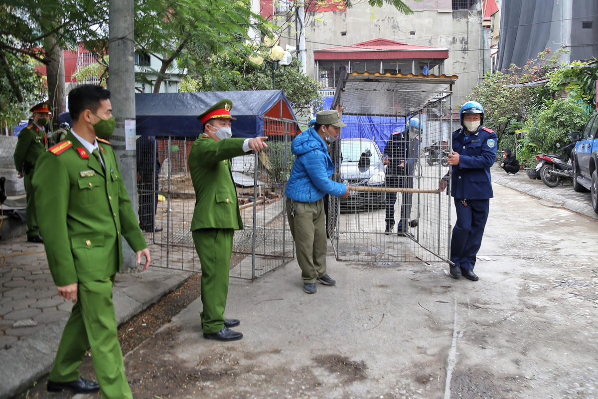  “Trong đợt ra quân này, ngoài sự vào cuộc xử lý vi phạm, chúng tôi cũng sẽ huy động sự vào cuộc của lãnh đạo tổ dân phố, cộng đồng dân cư để giám sát việc chấp hành pháp luật đối với các hộ dân sống quanh khu vực hồ Đầm Khê” - đại diện lực lượng Cảnh sát GTTT quận Hà Đông thông tin thêm.