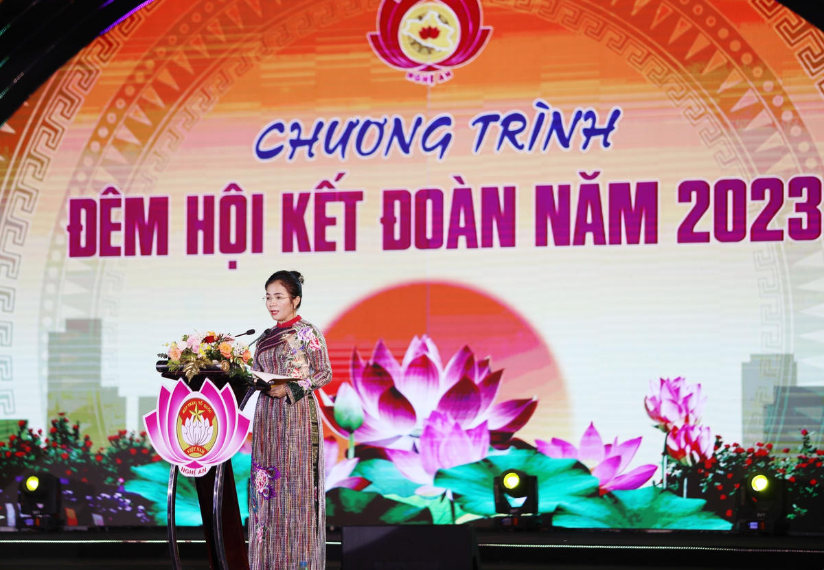 Bà Võ Thị Minh Sinh, Chủ tịch Uỷ ban MTTQ tỉnh Nghệ An phát biểu tại chương trình. Ảnh Điền Bắc.