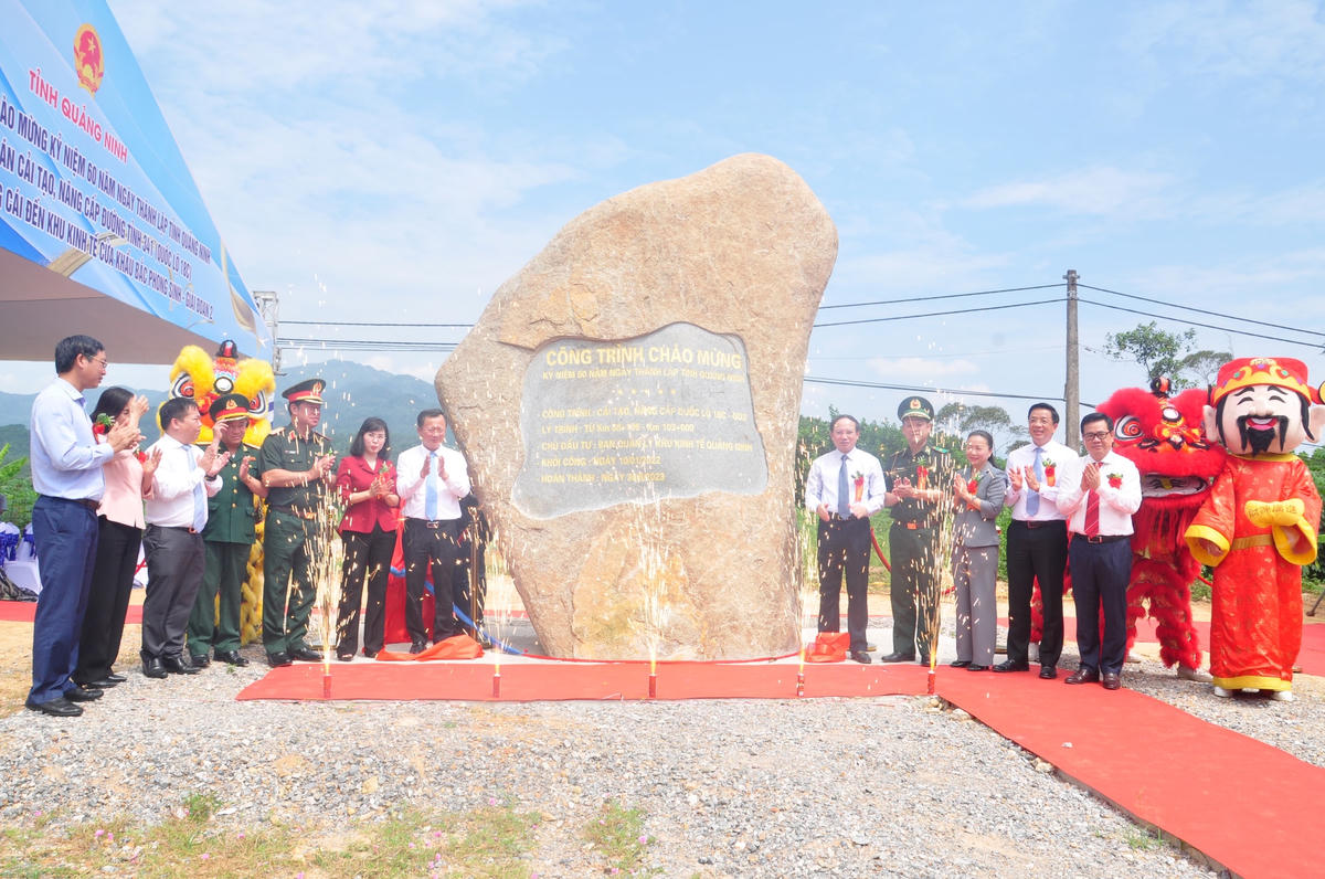 Lãnh đạo tỉnh Quảng Ninh cùng các đại biểu và nhân dân địa phương thực hiện nghi thức gắn biển chào mừng 60 năm thành lập tỉnh.