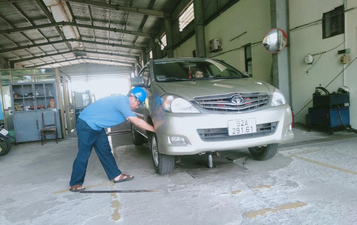 Nhân viên Trung tâm Đăng kiểm 92 -01D đang kiểm định xe ô tô. (Ảnh CTV)