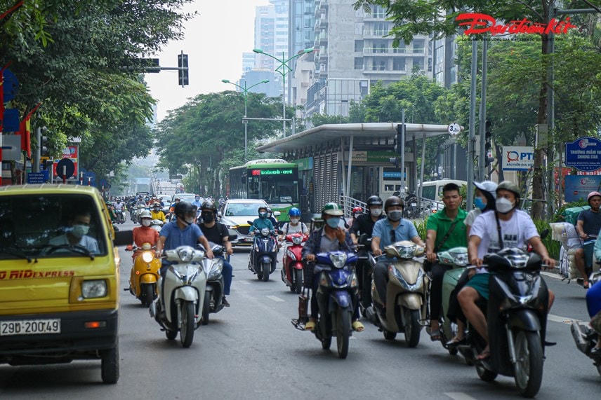 Hàng loạt phương tiện ngang nhiên lấn làn xe buýt nhanh BRT,