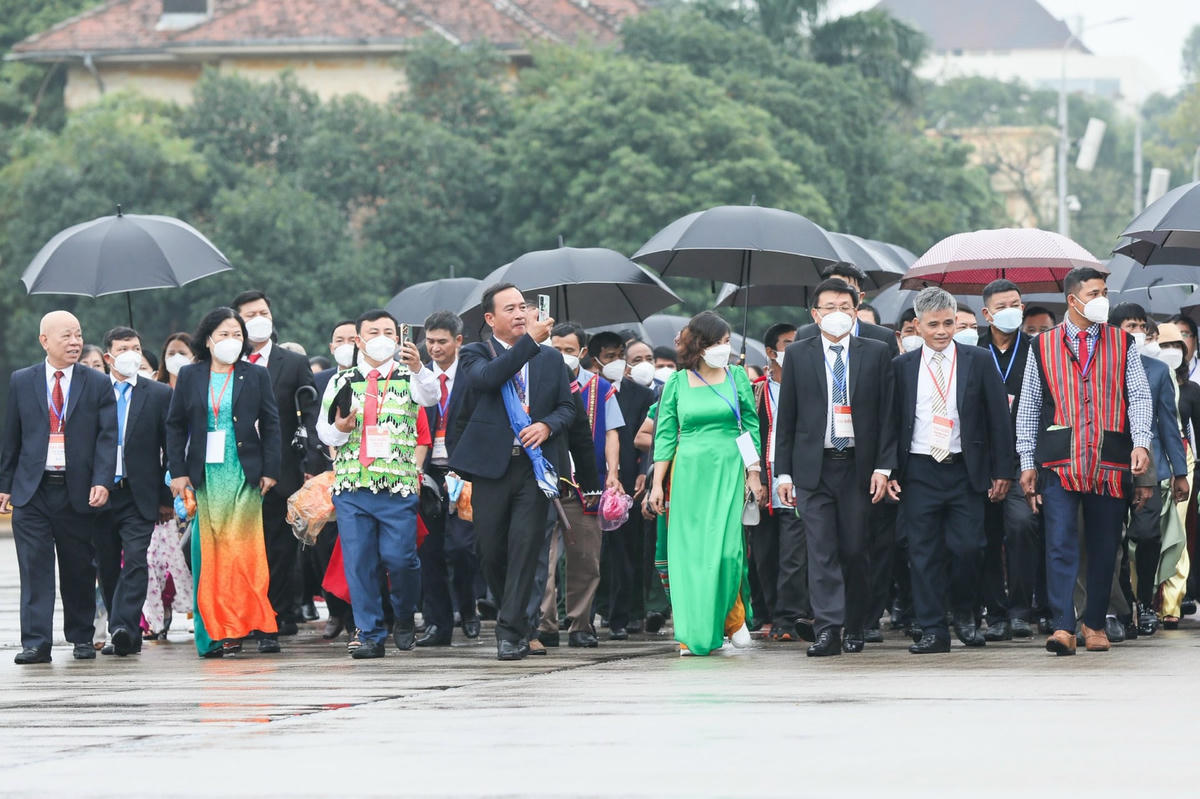 Đoàn đại biểu tham dự Hội nghị biểu dương Chủ tịch Ủy ban MTTQ Việt Nam cấp xã và Trưởng ban Công tác Mặt trận tiêu biểu toàn quốc giai đoạn 2017-2022 tham dự Lễ báo công vào Lăng viếng Chủ tịch Hồ Chí Minh.