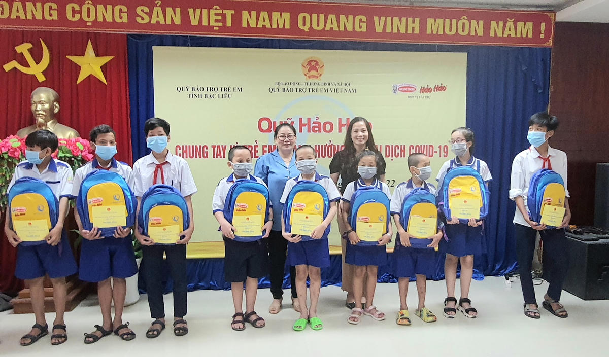 Trao tặng 150 suất quà gồm bộ dụng cụ học tập và tiền cho trẻ em bị ảnh hưởng bới Covid-19 trên địa bàn tỉnh.