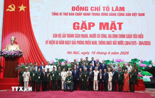 ttxvn-20250415-tong-bi-thu-gap-mat-can-bo-lao-thanh-2.jpg