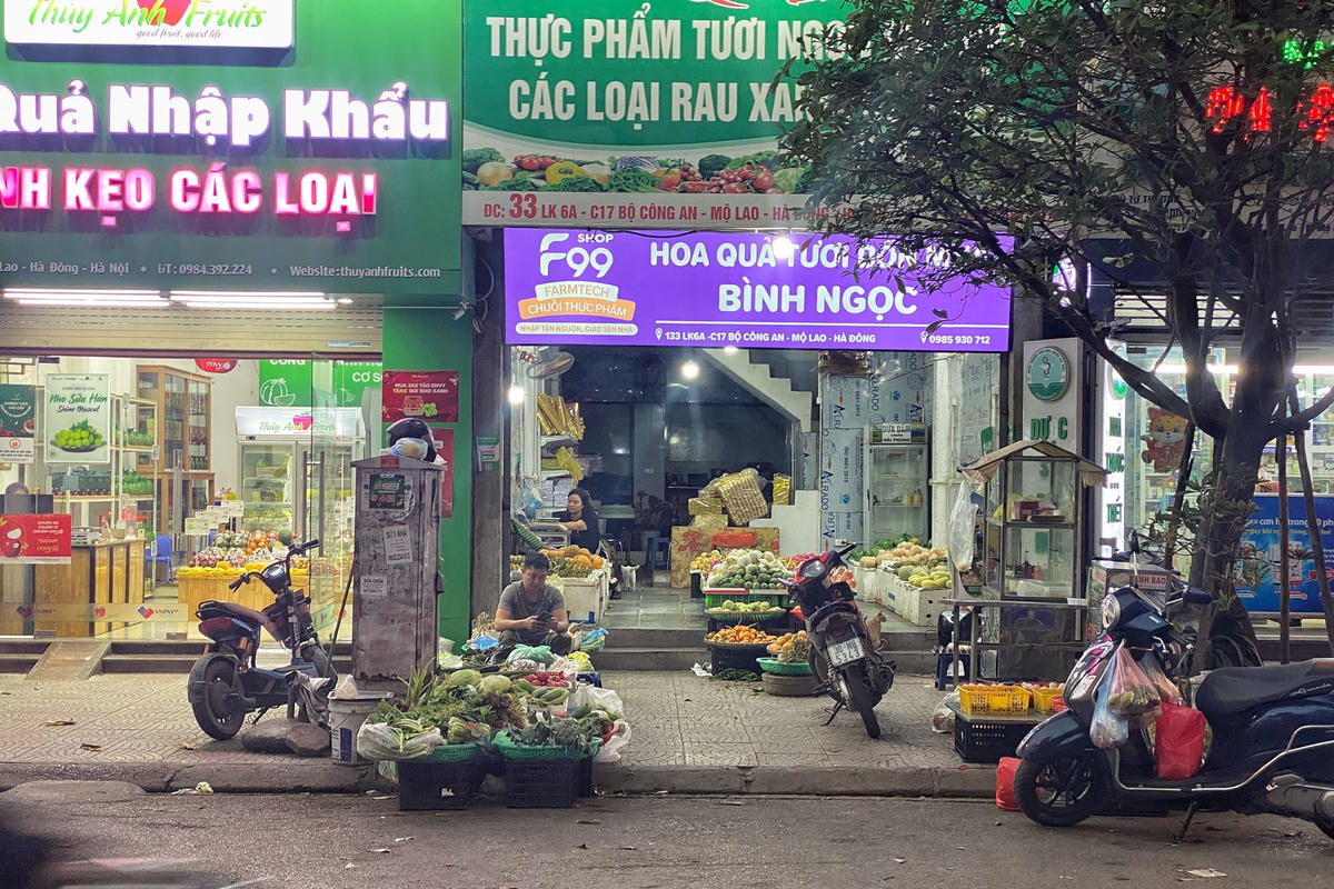 Có thể thấy rằng, việc xử lý vi phạm vẫn chưa quyết liệt khiến người dân kinh doanh nhờn luật ngang nhiên lấn chiếm lòng đường vỉa hè.