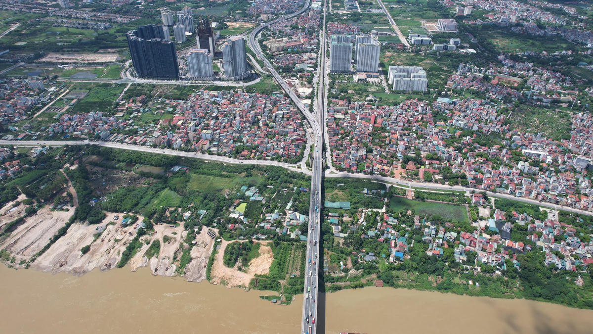 Để thi công được cây cầu, lực lượng kỹ sư, công nhân lúc đầu có 1.600 người, sau tăng lên 8.300 người. Liên Xô đã giúp Việt Nam đào tạo thợ lặn sâu 50 m, công nhân phun sơn, hàn tự động, kiểm tra hàn,…