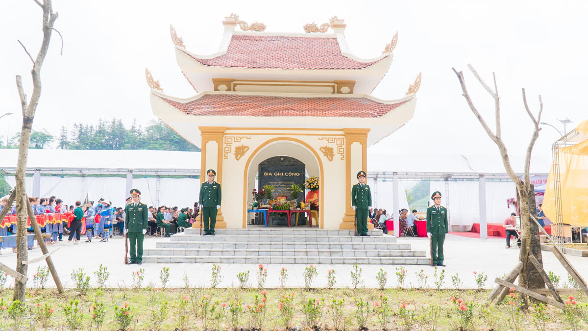 Toàn cảnh bia ghi công.