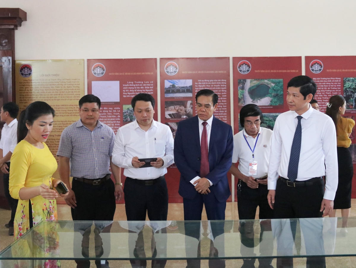 Đại biểu tham quan các di sản văn hóa làng Trường Lưu.