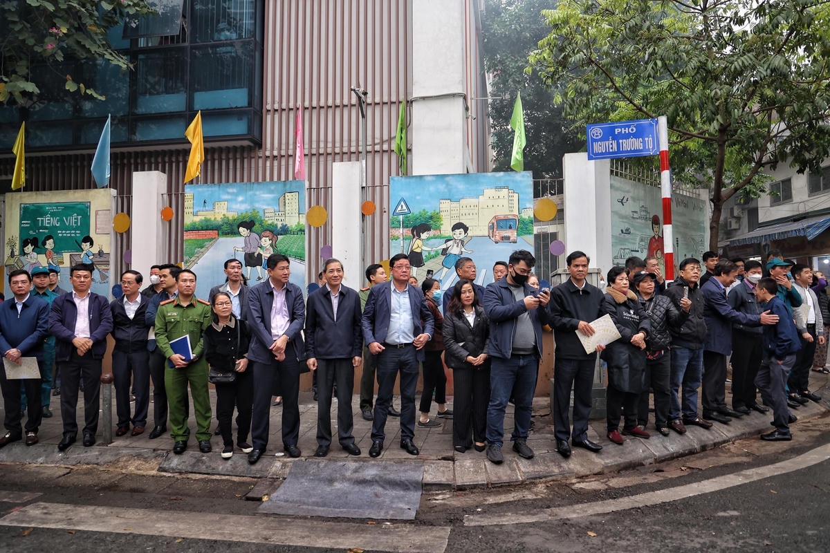 Cuộc diễn tập thu hút đông đảo người dân đến xem.